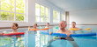 Frauen und Männer machen physiotherapeutischen Übungen im Wasser 