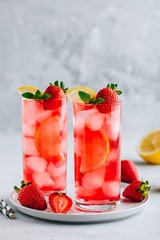 Wall Mural - Refreshing Strawberry Mint and lemon Iced Tea or lemonade in glasses