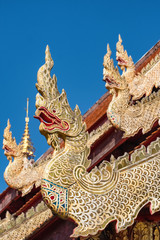 Wall Mural - Golden dragon statues on the roof of buddhist temple in Thailand