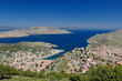Blick aud den Hafen von Symi, Griechenland (im Hintergrund Nimos und die türkische Küste)