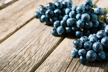 Canvas Print - red grapes on old weathered wooden table