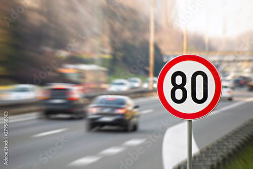 Fotomural Traffic sign showing speed limit on a highway full of cars