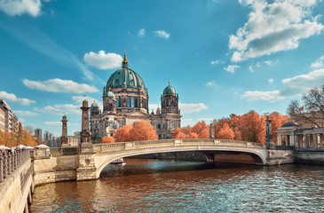 Fototapete - Berlin Cathedral with a bridge over Spree river in Autumn