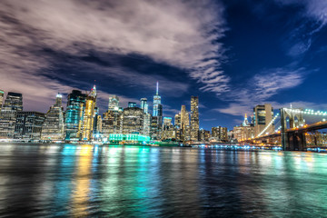 Canvas Print - Skyline of Manhattan and Brooklyn bridge, night view