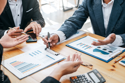 Fotografía Business people meeting together about investment and the discussion graph financial information at the meeting