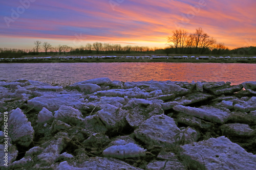 Cuadros en Lienzo The Grand River at sunrise with ice chunks on the banks
