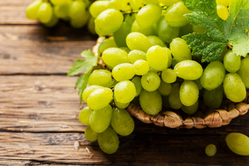 Canvas Print - Sweet yellow grape with leaves