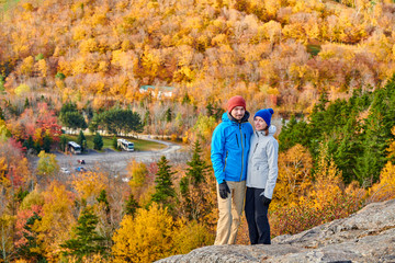 Wall Mural - Couple hiking at Artist's Bluff in autumn. Fall colours in Franconia Notch State Park. White Mountain National Forest, New Hampshire, USA