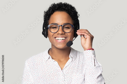 Fotomural Portrait of smiling biracial female call center agent in headset