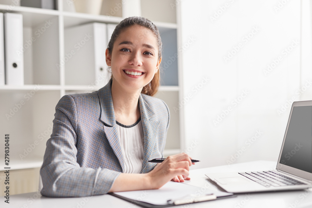 Cheerful office worker with clipboard - obrazy, fototapety, plakaty 