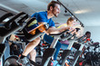 canvas print picture - Europäischer Mann und Freunde auf dem Trainings Bike im Fitnessstudio