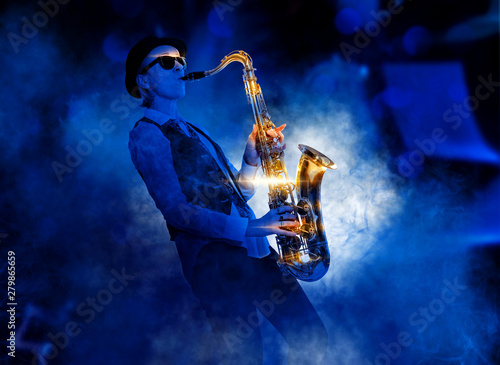 Fototapeta saksofon  blues-kobieta-grajaca-na-saksofonie