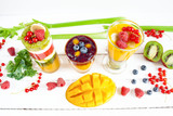 Fototapeta Fototapety do kuchni - Wielowarstwowe smoothie z żółtych, zielonych i czerwonych owoców i warzyw
