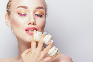 Wall Mural - Portrait of beautiful woman with macarons