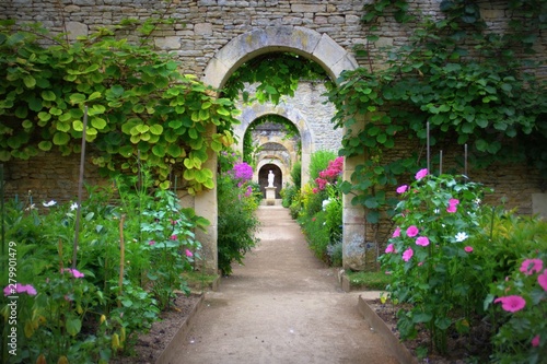 Cuadros en Lienzo jardin de la chartreuse au chateau de mézidon canon