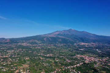 Wall Mural - Etna: Panorama del vulcano siciliano visto dalla città 