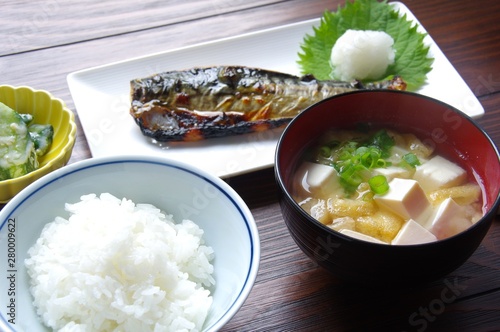 味噌汁と焼き魚の日本食 豆腐と油揚げの味噌汁 家庭料理 Stock Photo Adobe Stock 味噌汁と焼き魚の日本食 豆腐と油揚げの味噌汁 家庭料理 Stock Photo Adobe Stock