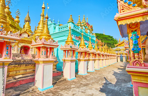 Cuadros en Lienzo Explore Thanboddhay monastery, Monywa, Myanmar