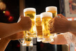 © mapo - 居酒屋でビールで乾杯をするイメージ