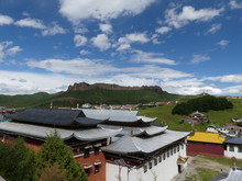Übersicht über Das Tibetanische Kloster In Langmusi - Tempelanlage Mit Bergen Im HIntergrund