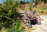 Fototapeta Sypialnia - wooden cart in the garden