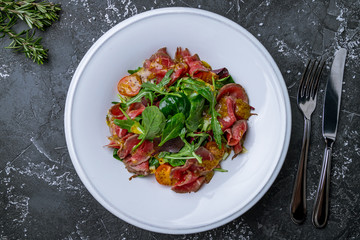 Wall Mural - Salad with roast beef on white plate