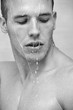 portret mężczyzny z wodą