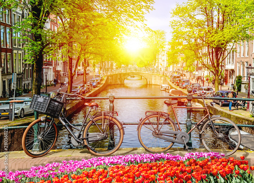 Dekoracja na wymiar  stare-rowery-na-moscie-z-kolorowymi-tulipanami-w-amsterdamie-przed-kanalem-w-sloneczny-letni-dzien-amsterdam-pocztowka-kultowy-widok-pojecie-turystyki