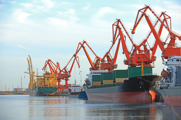 Gantry crane and ship