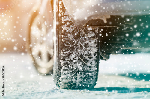 Fotografía Close-up of car wheels rubber tires in deep winter snow