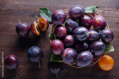Cuadros en Lienzo Ripe juicy plums on a wooden background.