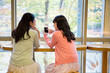 © UTS - カフェでスマートフォンを見る親子