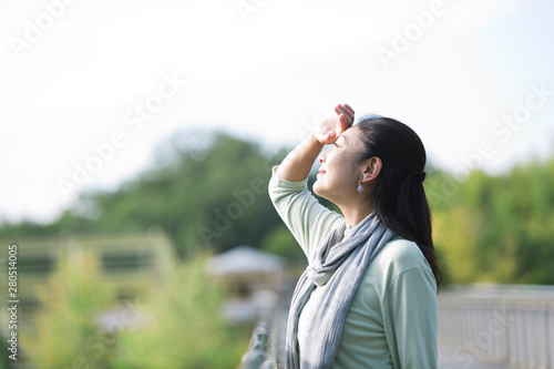 額に手を当てる中年女性 Stock Photo Adobe Stock 額に手を当てる中年女性 Stock Photo Adobe Stock