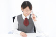 © UTS - 受話器を持つビジネスウーマン