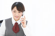 © UTS - 電話をするビジネスウーマン