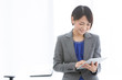 © UTS - タブレットPCを見ているビジネスウーマン