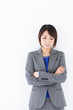 © UTS - 腕組みしているビジネスウーマン