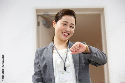 時計を見るビジネスウーマン Stock Photo Adobe Stock 時計を見るビジネスウーマン Stock Photo Adobe Stock