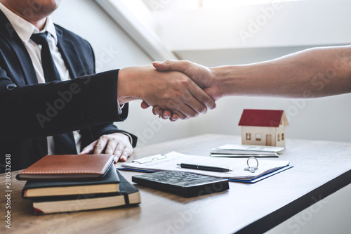 Fotografía Finishing to successful deal of real estate, Broker and client shaking hands aft