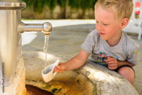 Cuadros en Lienzo Little boy catching a water, Karlovy Vary