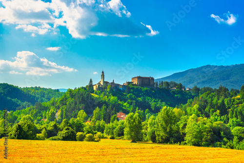Dekoracja na wymiar  sredniowieczna-wioska-compiano-dolina-taro-parma-emilia-wlochy