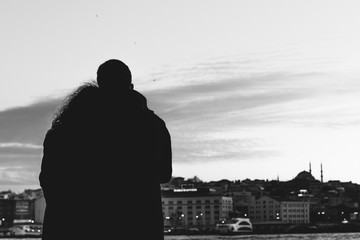 Pareja en Turquía al tardecer. Mezquitas al fondo. Romanticismo. Blanco y negro