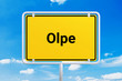 © MQ-Illustrations - Stadt Olpe. Gelbes Schild, Ortsschild, Ortseingangsschild. Himmel mit Wolken.