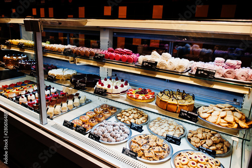Cuadros en Lienzo Various cakes on supermarket shelves for sale.