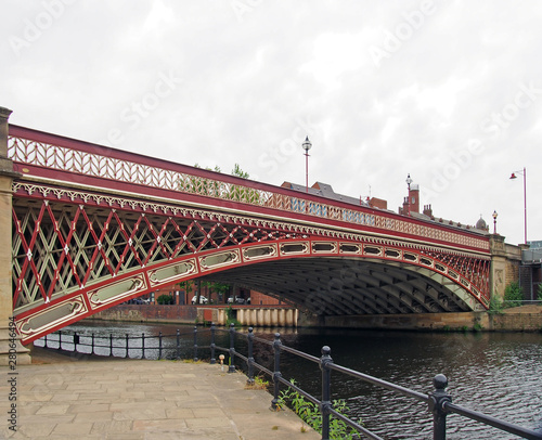 Fotografía crown point bridge crossing the river aire in leeds a single span fretted cast i