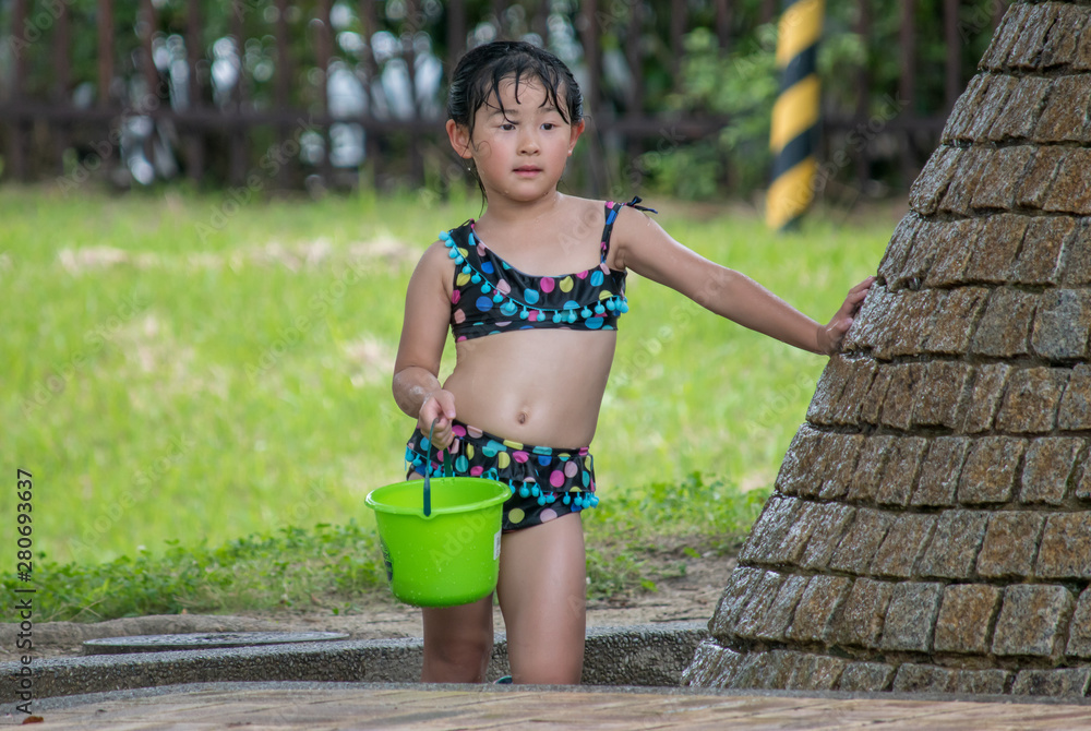 女児 水遊び 水遊びする女の子 Stock Photo | Adobe Stock