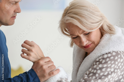 Fotomural Quarrelling middle-aged couple at home