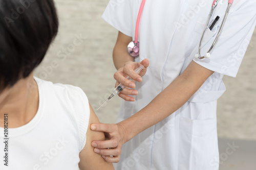 注射をする看護師 医療イメージ Stock Photo Adobe Stock
