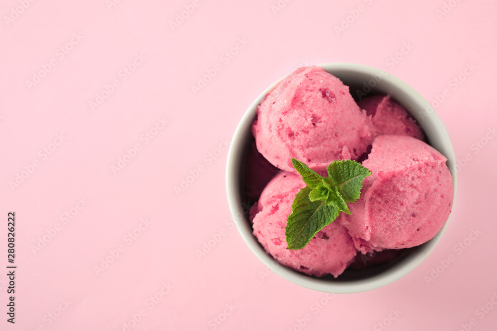 Delicious strawberry ice cream with mint in dessert bowl on pink background, top view. Space for text - obrazy, fototapety, plakaty 