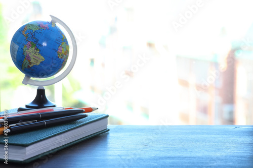 Fotomural A pen on the desk and a small globe